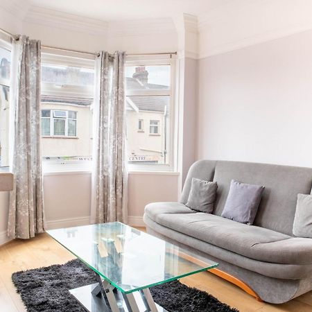 2 Bedroom Apartment Southend-On-Sea Exterior photo