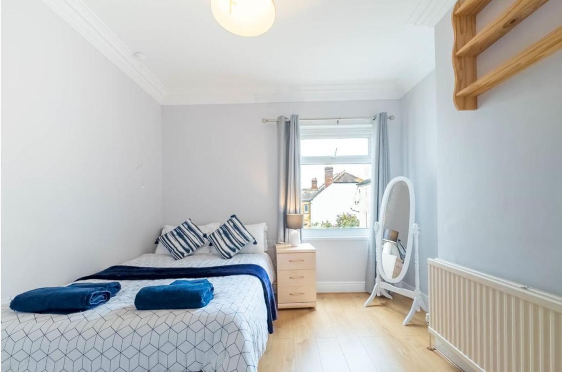 2 Bedroom Apartment Southend-On-Sea Exterior photo