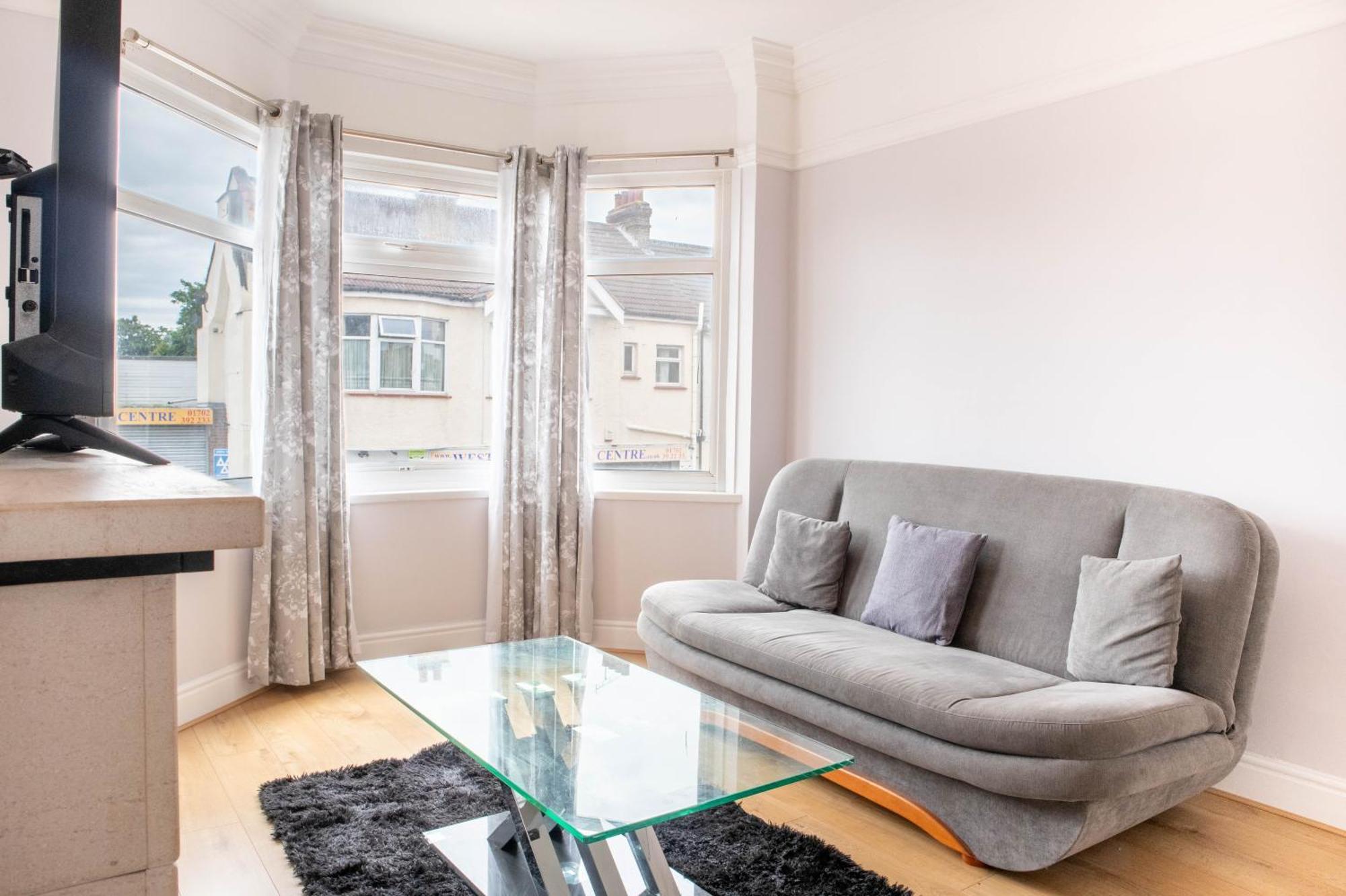 2 Bedroom Apartment Southend-On-Sea Exterior photo