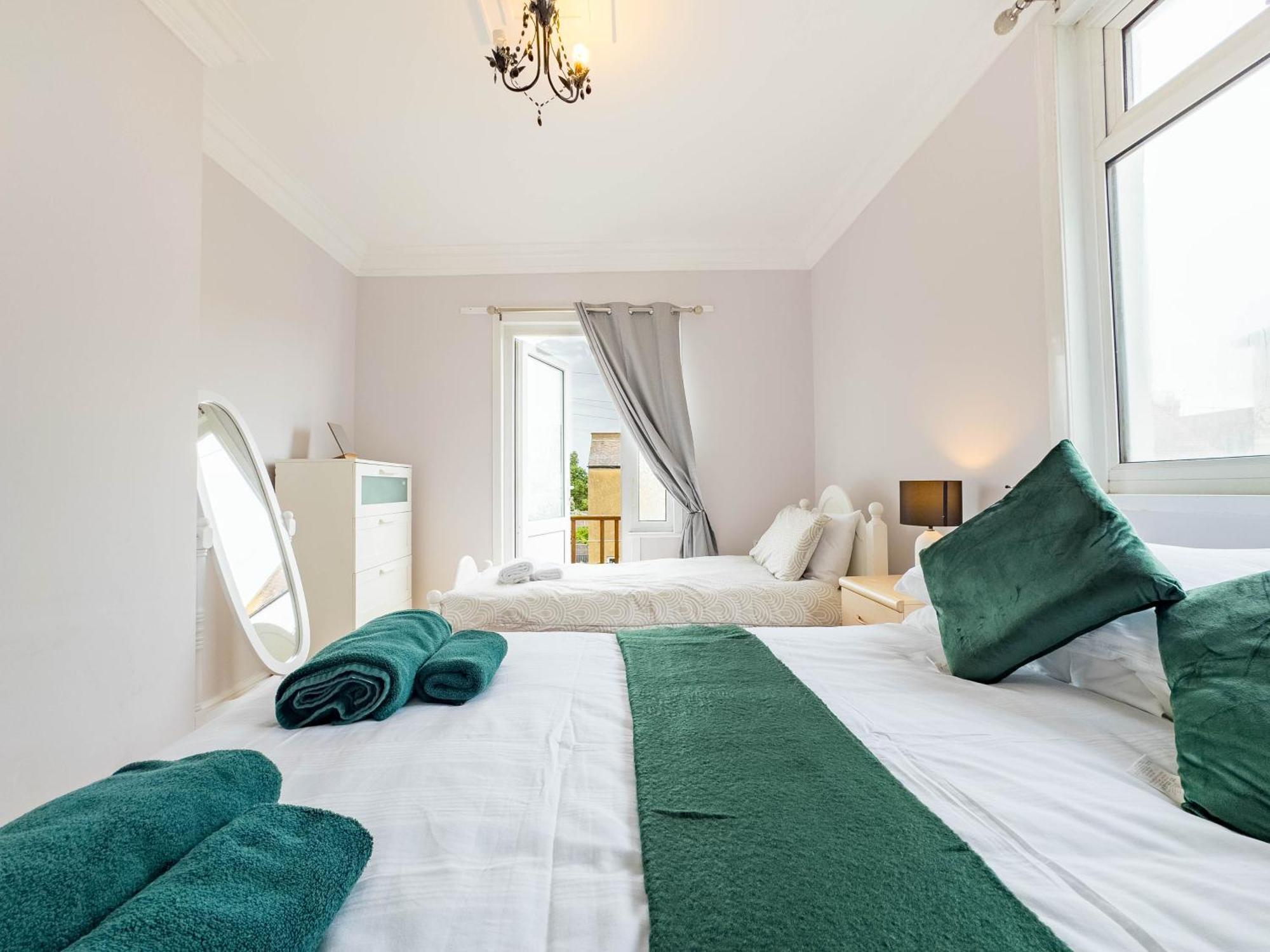 2 Bedroom Apartment Southend-On-Sea Exterior photo