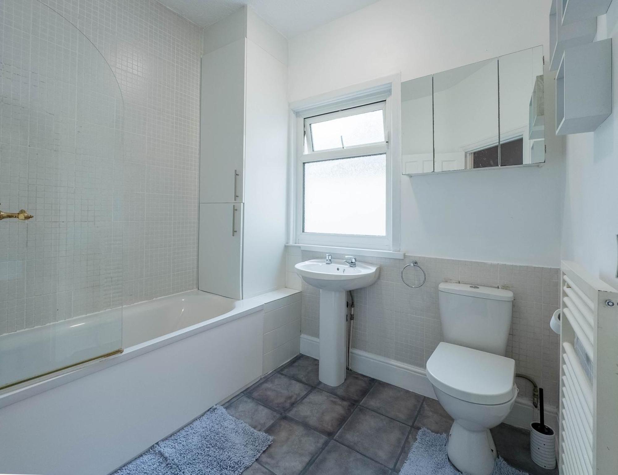 2 Bedroom Apartment Southend-On-Sea Exterior photo