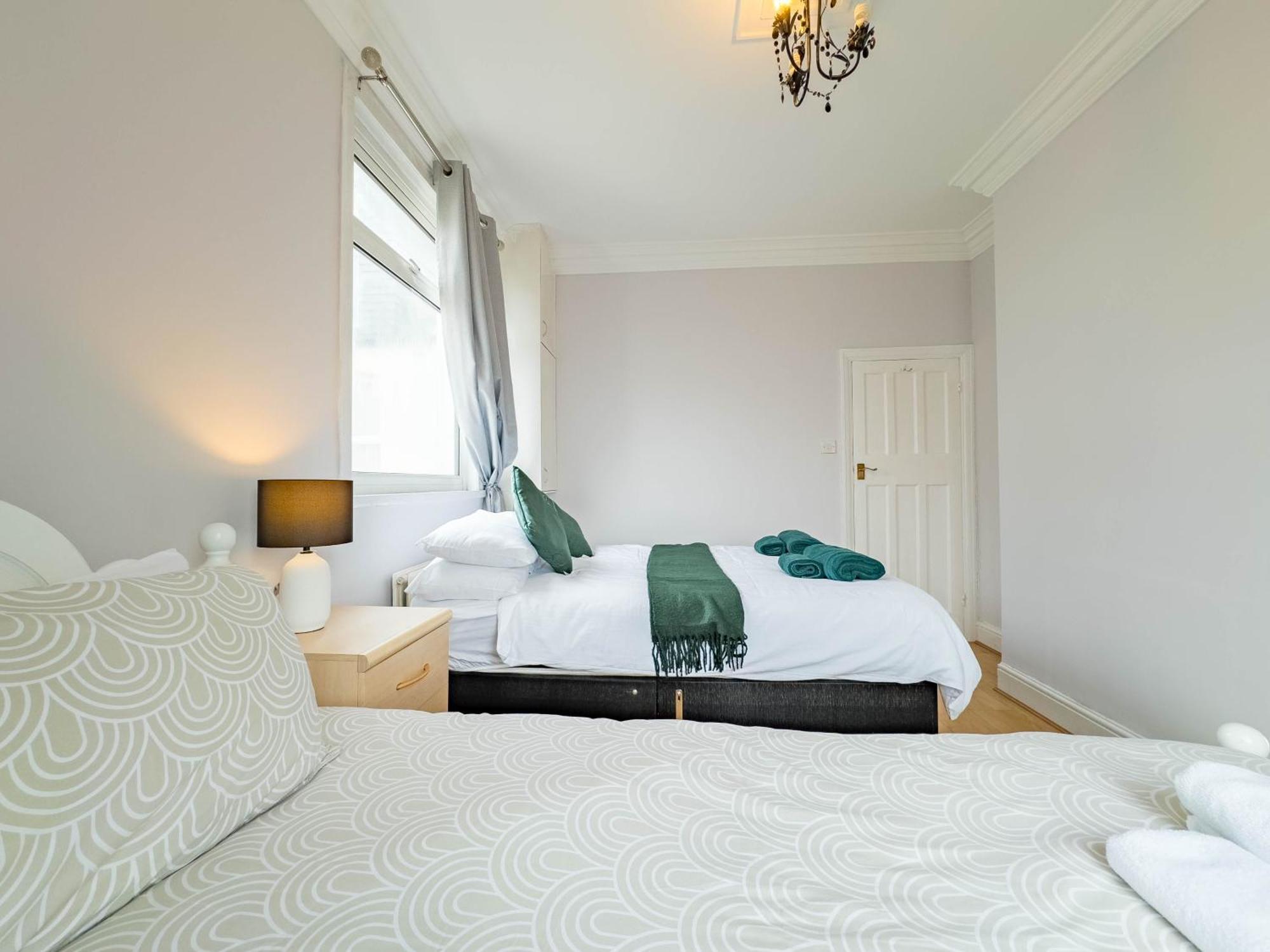 2 Bedroom Apartment Southend-On-Sea Exterior photo
