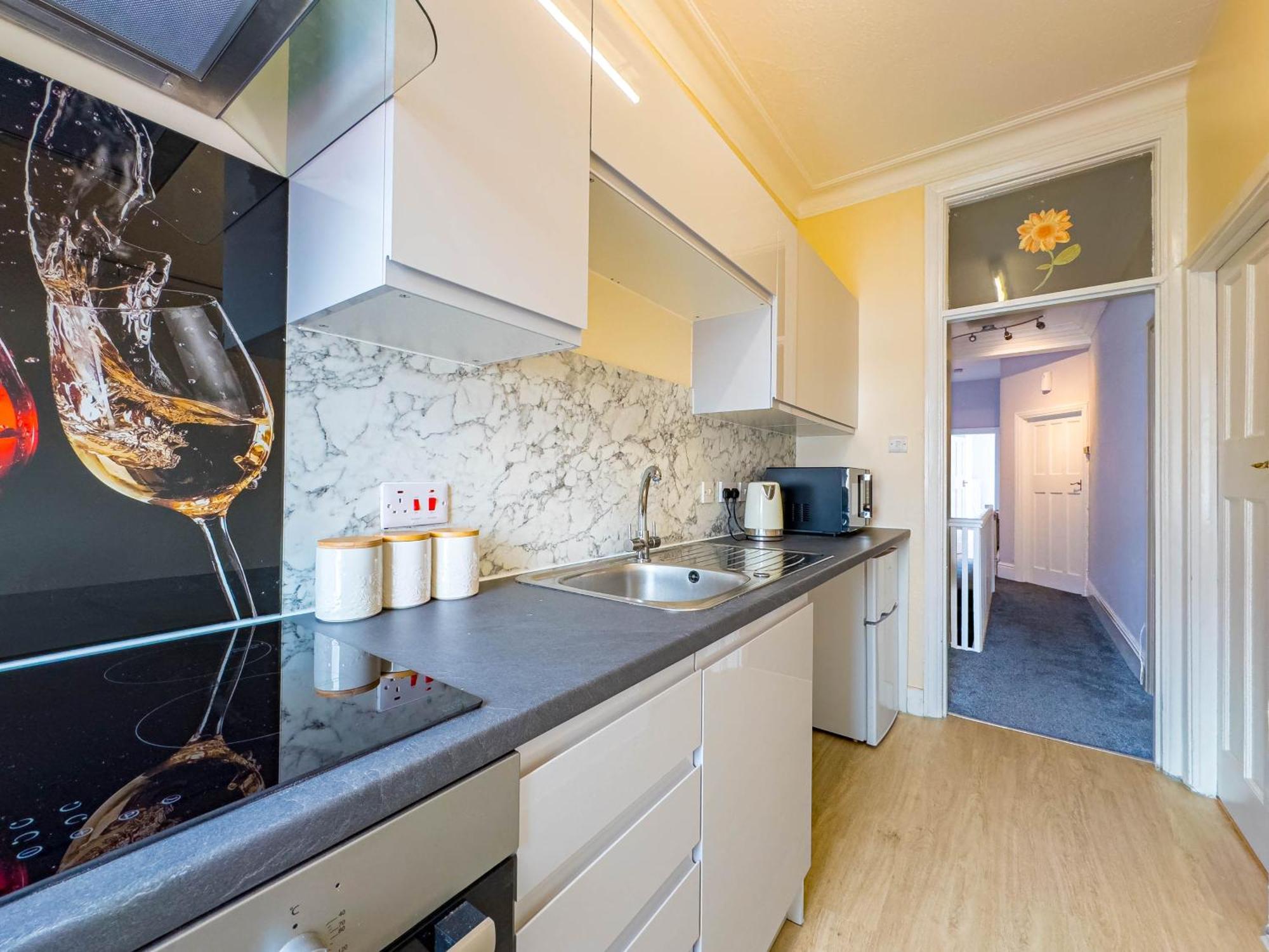 2 Bedroom Apartment Southend-On-Sea Exterior photo