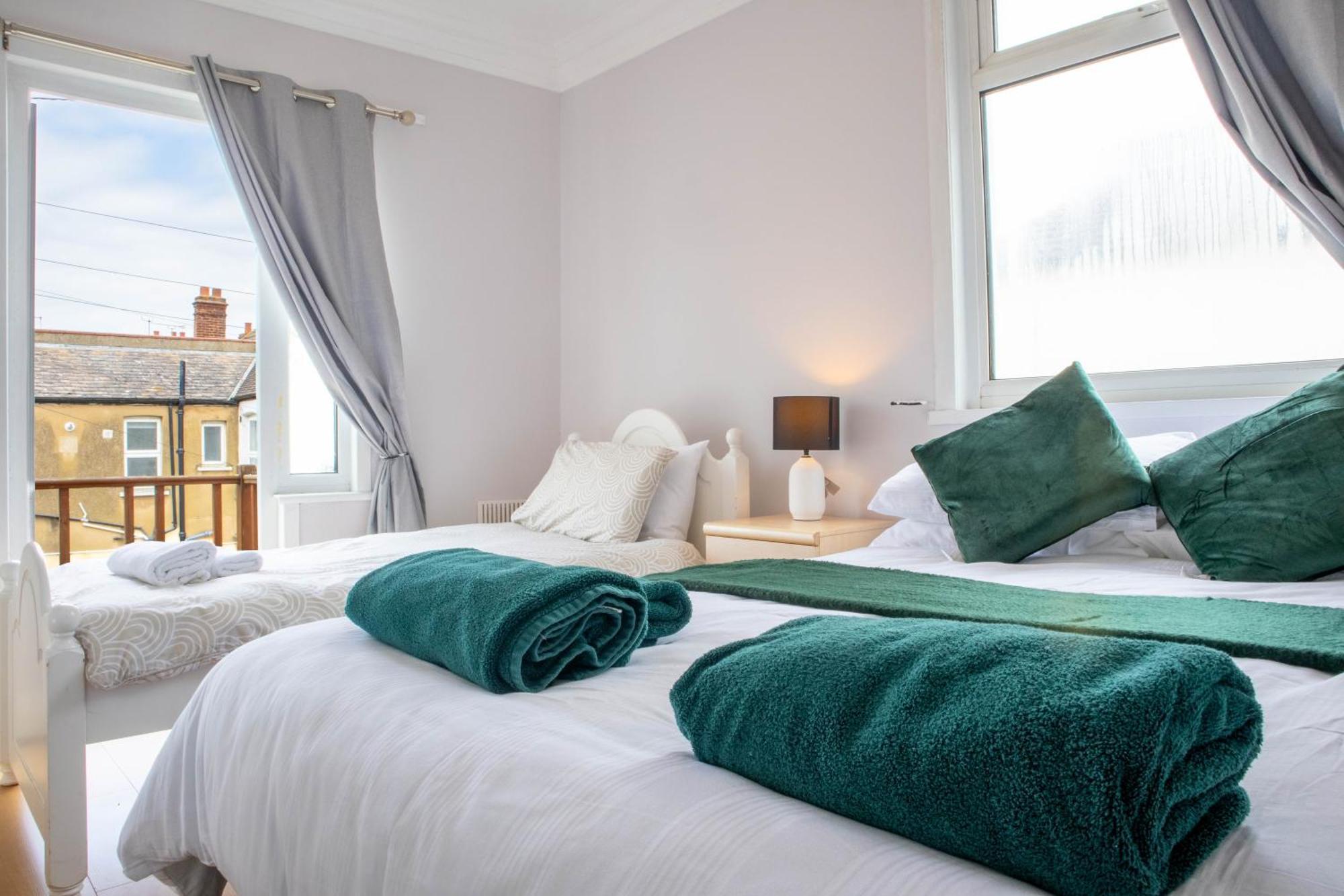 2 Bedroom Apartment Southend-On-Sea Exterior photo